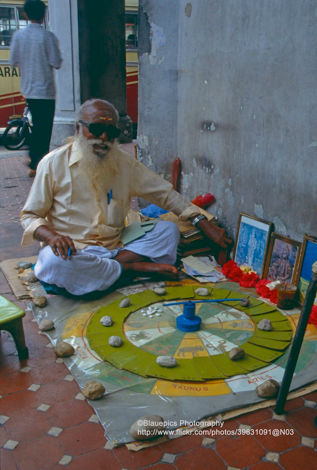 Thầy bói mù người Ấn Độ hành nghề ở Penang.