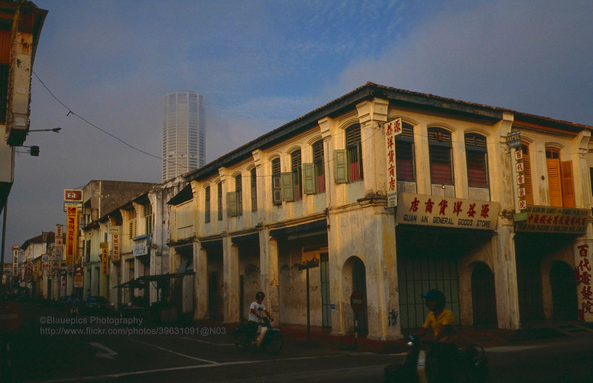 Buổi sáng sớm ở khu phố Tàu Penang.