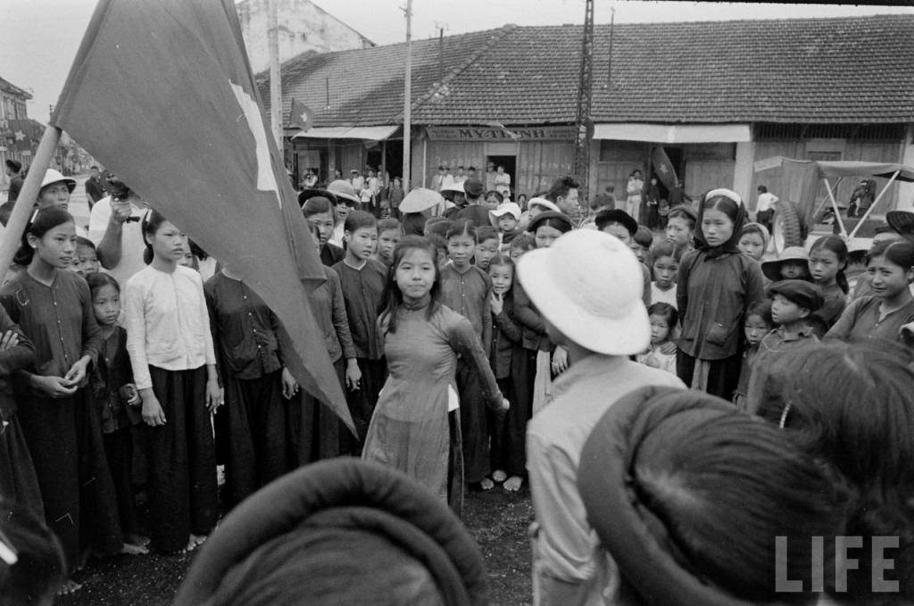 Lá cờ đỏ sao vàng xuất hiện ở mọi nơi.