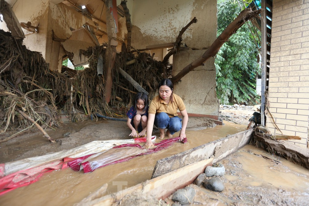 Ông Phan Văn Thiết - Trưởng phòng Giáo dục và Đào tạo huyện Kỳ Sơn (Nghệ An), cho biết, đợt lũ ống, lũ quét vừa qua ảnh hưởng đến 41 giáo viên. Trong đó, có 14 giáo viên bị lũ cuốn trôi nhà, tài sản. 30 nhà khác bị ngập nặng và hư hỏng, cuốn trôi đồ đạc. Trong ảnh: Nhà cô La Thị Vân (giáo viên trường Mầm non Bảo Nam) bị trận lũ cuốn gần như đổ sập, chỉ còn 2 bức tường.