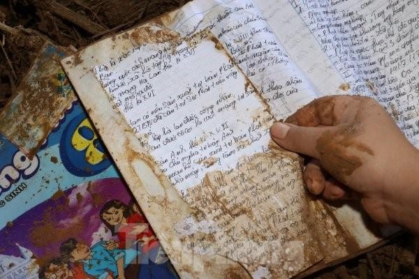 Sách vở học sinh ướt sũng sau mưa lũ.