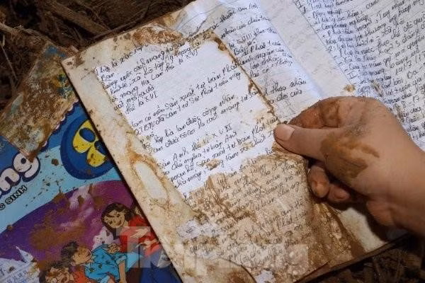 Sách vở học sinh ướt sũng sau mưa lũ.