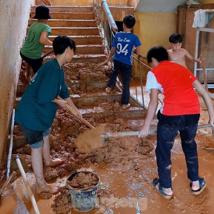 “Phòng đã chỉ đạo các trường hỗ trợ dạy tăng tiết để các giáo viên có nhà bị ảnh hưởng do lũ quét có thời gian khắc phục thiệt hại. Ngoài ra, 20 học sinh tiểu học ở điểm trường lẻ tại xã Tà Cạ được đưa về học bán trú ở điểm trường chính”, ông Thiết nói.