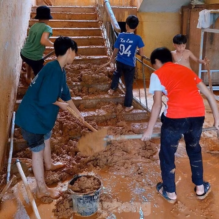 “Phòng đã chỉ đạo các trường hỗ trợ dạy tăng tiết để các giáo viên có nhà bị ảnh hưởng do lũ quét có thời gian khắc phục thiệt hại. Ngoài ra, 20 học sinh tiểu học ở điểm trường lẻ tại xã Tà Cạ được đưa về học bán trú ở điểm trường chính”, ông Thiết nói.