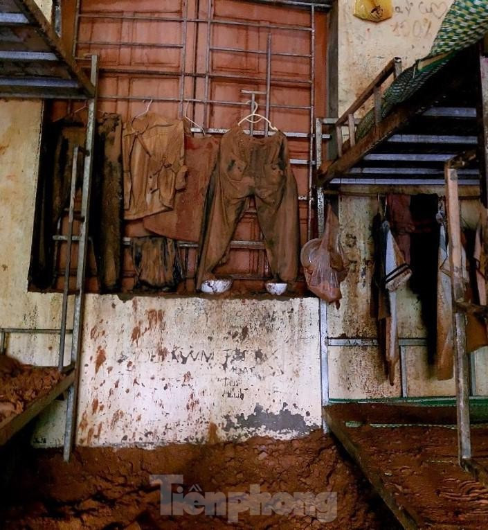 Những phòng trọ của học sinh tại thị trấn Mường Xén (huyện Kỳ Sơn), ngập bùn đất do mưa lũ gây ra. Theo thống kê, đợt lũ quét vừa qua, xã Tà Cạ và thị trấn Mường Xén (huyện Kỳ Sơn) làm sập và cuốn trôi 56 nhà, khiến 141 nhà bị ngập, sạt lở, hư hỏng nặng; 45 nhà phải di dời khẩn cấp.