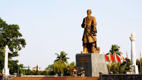 Tượng đài Hưng Đạo Vương ở TP Nam Định. Ảnh: Báo Nam Định.