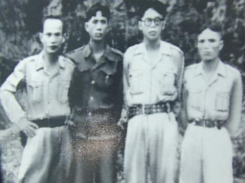 Trung tướng Nguyễn Bình (đứng thứ 3 từ trái sang) người đã nêu cao kỷ luật quân đội trong vụ xử Ba Nhỏ. Ảnh tư liệu.