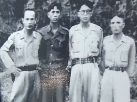 Trung tướng Nguyễn Bình (đứng thứ 3 từ trái sang) người đã nêu cao kỷ luật quân đội trong vụ xử Ba Nhỏ. Ảnh tư liệu.