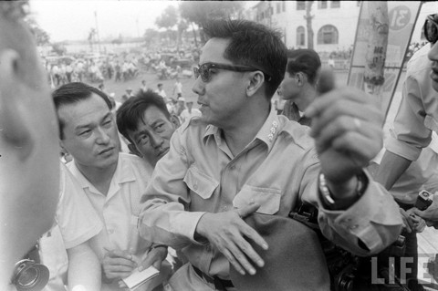 Đại tá Phạm Ngọc Thảo đang trả lời phỏng vấn của các phóng viên. Ảnh: Life.