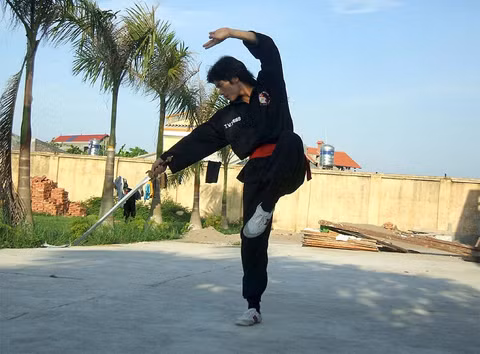 Kiếm cũng là một vũ khí cổ xưa còn lưu truyền đến nay. Trong ảnh là một thế trong bài Huỳnh long độc kiếm của võ cổ truyền Việt Nam. Ảnh: flickr.com.