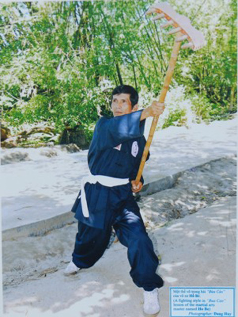 Những dụng cụ thô sơ cũng trở thành binh khí. Trong ảnh là bài võ đánh bằng bồ cào. Ảnh: Vtc.vn.