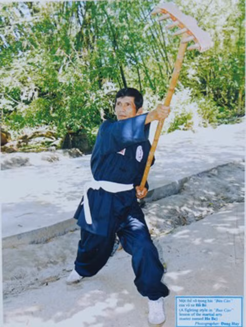 Những dụng cụ thô sơ cũng trở thành binh khí. Trong ảnh là bài võ đánh bằng bồ cào. Ảnh: Vtc.vn.