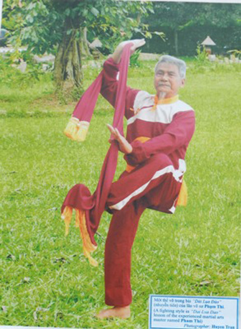 Một dải lụa mềm mại cũng là một loại vũ khí uy lực trong tay những võ sư giỏi. Ảnh: Vtc.vn.