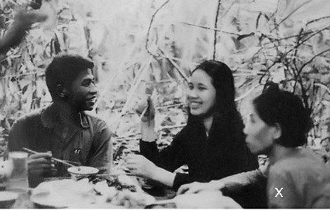 Bà Vân (X) chia tay các đồng chí ở chiến khu Dương Minh Châu để ra Bắc năm 1969. Ảnh: Batinh.com.