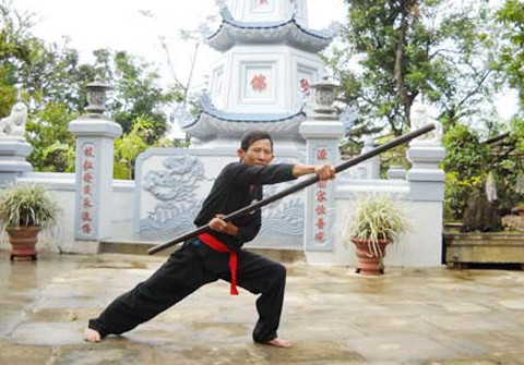 Trường côn hay được gọi nôm na là gậy, cũng là một binh khí phổ biến trong võ thuật Việt Nam. Ảnh: vothuat.co.