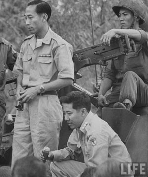 Đại tá Phạm Ngọc Thảo (người ngồi) trong cuộc đảo chính 19/2/1965. Ảnh: Life.