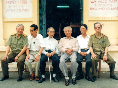 Chỉ huy tình báo Trần Quốc Hương (người cầm gậy). Ảnh: SGTT.