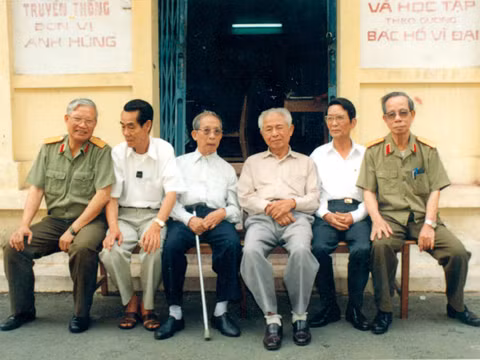 Chỉ huy tình báo Trần Quốc Hương (người cầm gậy). Ảnh: SGTT.