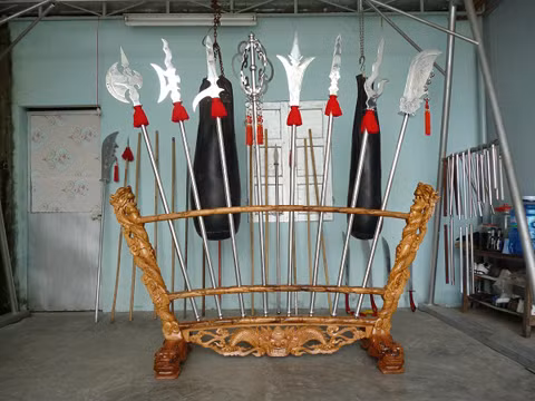 Một hình ảnh biểu tượng của thập bát ban võ nghệ. Tuy danh từ thập bát ban võ nghệ thường được sử dụng nhưng việc xác định các môn trong đó lại thường có những sự khác nhau tùy quan niệm. Ảnh: haclong.vn.