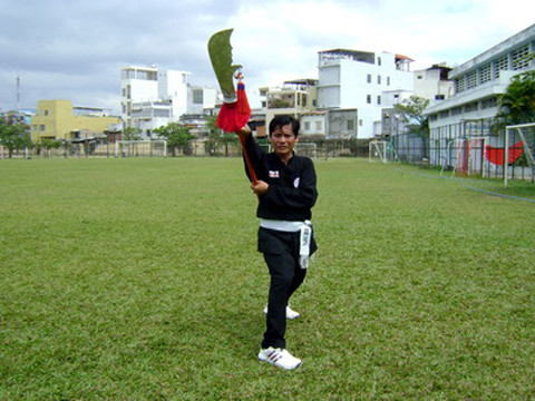 Siêu đao hay còn gọi đại đao hoặc siêu xung thiên là loại vũ khí thuộc hệ vũ khí dài. Trong các kỳ thi võ cử của nước ta xưa, múa siêu đao là một môn thi bắt buộc. Ảnh: Báo Bình Định.