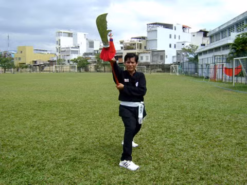 Siêu đao hay còn gọi đại đao hoặc siêu xung thiên là loại vũ khí thuộc hệ vũ khí dài. Trong các kỳ thi võ cử của nước ta xưa, múa siêu đao là một môn thi bắt buộc. Ảnh: Báo Bình Định.