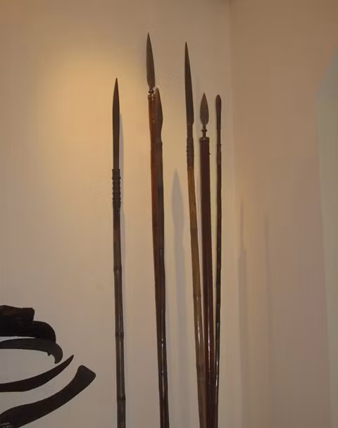 Mác là một dạng binh khí giống như giáo. Trong ảnh là những chiếc mác búp đa do nhân dân ta tự chế trong thời kỳ kháng chiến chống Pháp. Trước khi quân đội ta được trang bị đồng bộ súng ống, mác búp đa là vũ khí thân thuộc của bộ đội khi xung trận. Ảnh: vnmilitaryhistory.net.