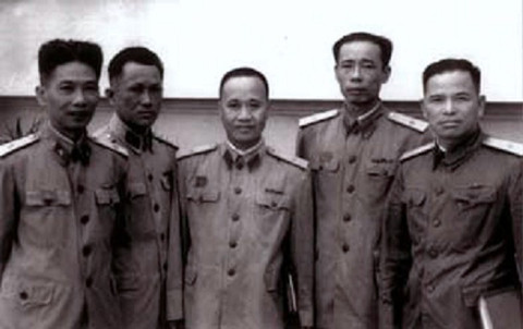 Thiếu tướng Lê Quảng Ba (đứng giữa) và thiếu tướng Hoàng Sâm (bên trái) trong đại hội Đảng III. Ảnh: Internet.