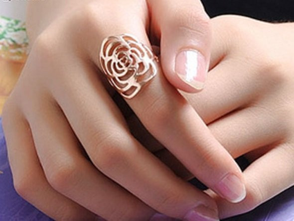 Ngón út dài hơn ngón đeo nhẫn. Ngón út dài bằng ngón đeo nhẫn đã hiếm thì ngón út dài hơn cả ngón đeo nhẫn có hiếm hơn, người này không chỉ rất giỏi mưu lược mà còn hiểu biết rộng, thận trọng, không dễ tin người, có ý chí kiên cường. Tuy nhiên vì người này giỏi mưu lược nên rất hay nói dối và có thể lừa gạt người khác. 