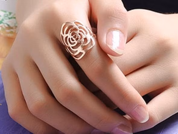 Ngón út dài hơn ngón đeo nhẫn. Ngón út dài bằng ngón đeo nhẫn đã hiếm thì ngón út dài hơn cả ngón đeo nhẫn có hiếm hơn, người này không chỉ rất giỏi mưu lược mà còn hiểu biết rộng, thận trọng, không dễ tin người, có ý chí kiên cường. Tuy nhiên vì người này giỏi mưu lược nên rất hay nói dối và có thể lừa gạt người khác. 