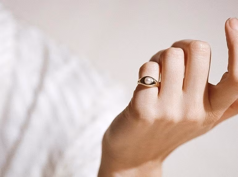 Ngón út và ngón giữa thẳng hàng. Người có ngón út và ngón giữa dài bằng nhau đặc biệt rất hiếm gặp. Những người có đặc điểm này thường có tính cách sắc sảo, kiêu ngạo và khá lập dị. Đồng thời, họ là người thích khoa trương, giỏi lừa dối và che giấu. Họ có dã tâm lớn, thích gây rắc rối và tranh giành danh lợi, họ sẽ sẵn sàng phản bội người khác vì danh lợi, kể cả người thân. Vì thế nếu có tiếp xúc với người có ngón út đặc biệt thế này thì bạn cần hết sức cẩn trọng. *Thông tin bài viết chỉ mang tính chất tham khảo!