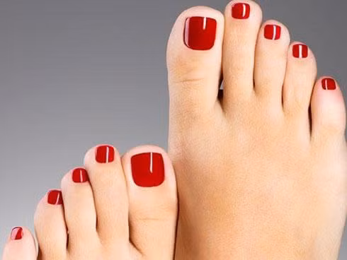 Phụ nữ có bàn chân nhỏ, da mịn màng, gót chân đầy đặn là tướng phú quý. Người có gót chân hồng hào là hồng phúc đầy nhà, con cháu được nhở.