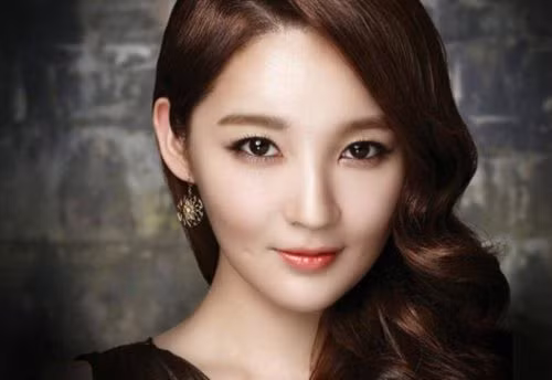 Phụ nữ có miệng nhỏ. Trong nhân tướng học thì người phụ nữ có tướng miệng nhỏ môi anh đào luôn vô cùng quý phái sang trọng. 