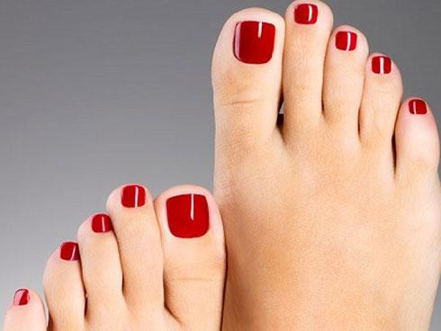 Phụ nữ có bàn chân nhỏ, da mịn màng, gót chân đầy đặn là tướng phú quý. Người có gót chân hồng hào là hồng phúc đầy nhà, con cháu được nhở.