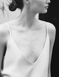  Nó không chỉ giúp bạn trông trẻ hơn, mà còn là nét phúc tướng, mang lại vận may về tiên bạc cho người phụ nữ và cả gia đình. Ngoài ra, một người phụ nữ có vòng 1 nhỏ còn rất phúc khí vượng phu ích tử mang lại nhiều tài lộc cho chồng con của mình. 