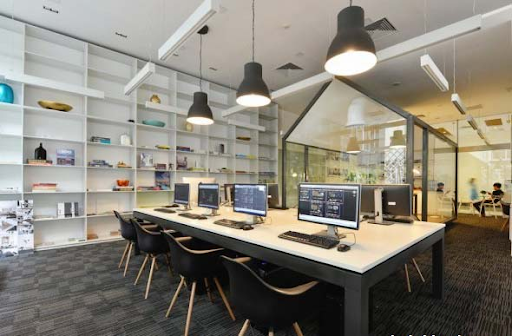 Tại các vị trí ngồi trong văn phòng, phía trên đầu cũng không nên có xà ngang hay đèn chùm. Bố cục này dễ khiến vận khí của nhân viên sa sút. Nếu bạn không may ngồi ở vị trí đại kỵ này, tốt nhất nên nhanh chóng chuyển chỗ để tránh xui xẻo, thất bại.