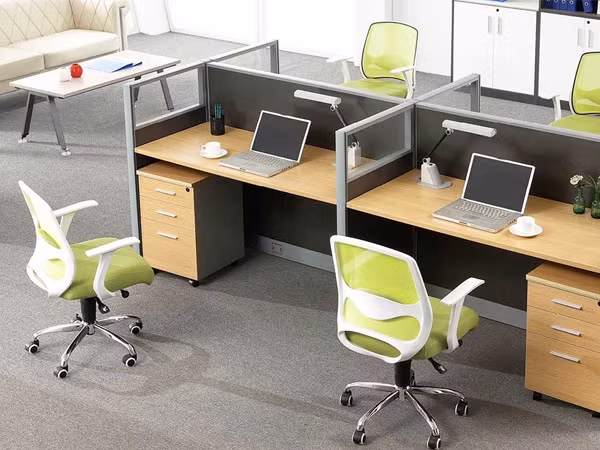 Thậm chí, nếu người ngồi những bộ bàn ghế cũ kỹ, lung lay ấy là sếp lớn, nhân viên kinh doanh ắt sẽ ảnh hưởng tới sự phát triển của cả công ty.