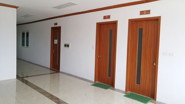 Ngoài ra, nhà vệ sinh đặt cạnh cửa chính cũng là đại kỵ, bởi nhà vệ sinh vốn cản trở sinh khí, không tốt cho việc kinh doanh. Bàn làm việc cũng không nên đối diện với cửa nhà vệ sinh, kẻo người ngồi dễ bị ảnh hưởng bởi xú khí, vừa không có lợi cho sức khoẻ lại ảnh hưởng xấu tới vận thế công danh sự nghiệp.