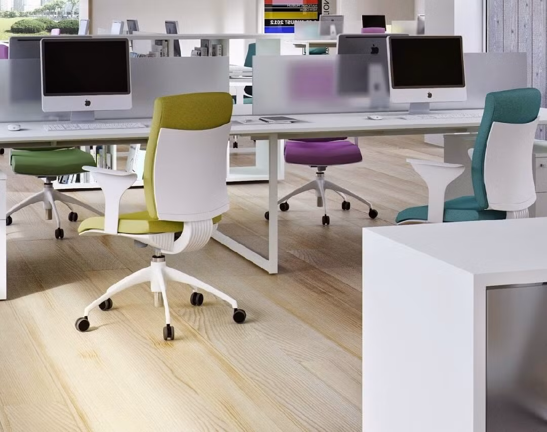  Đại kỵ đối với bàn ghế làm việc. Bàn ghế không được lung lay, nếu bàn ghế vốn đã rất cũ nhưng vẫn đưa vào sử dụng, ắt phải gia cố. Vì vậy, tốt nhất nên thay bàn ghế mới để làm việc, kẻo ảnh hưởng tới vận công danh sự nghiệp của mình.