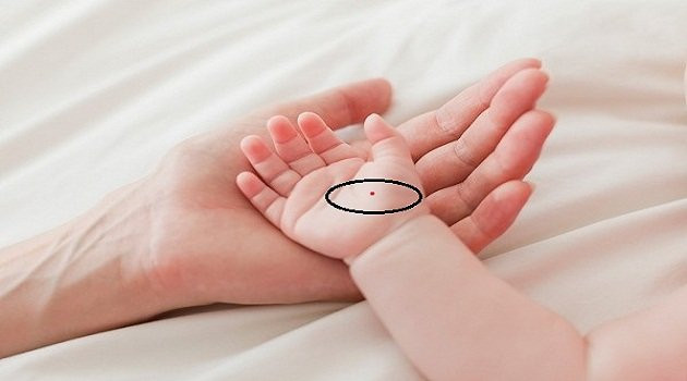 Ưu điểm của trẻ có nốt ruồi đen/son trong lòng bàn tay là rất hiếu thuận và thương yêu gia đình. Họ luôn cố gắng hết mình để gia đình thêm đủ đầy, hạnh phúc. Dự đoán, bé trai này thường có tài quản lý, sự nghiệp thành công tốt đẹp khi ngoài 45 tuổi. Bé gái nếu lấy chồng muộn, vợ chồng hạnh phúc sẽ khá vượng phu, vãn niên cuộc sống dư dả, điền sản đất đai dồi dào.
