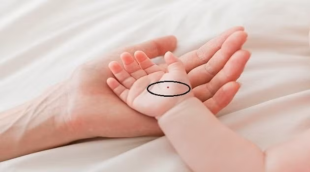 Ưu điểm của trẻ có nốt ruồi đen/son trong lòng bàn tay là rất hiếu thuận và thương yêu gia đình. Họ luôn cố gắng hết mình để gia đình thêm đủ đầy, hạnh phúc. Dự đoán, bé trai này thường có tài quản lý, sự nghiệp thành công tốt đẹp khi ngoài 45 tuổi. Bé gái nếu lấy chồng muộn, vợ chồng hạnh phúc sẽ khá vượng phu, vãn niên cuộc sống dư dả, điền sản đất đai dồi dào.