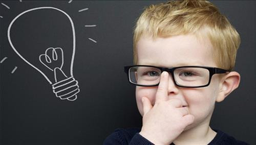 Nốt ruồi tại ấn đường. Ấn đường là vị trí tiếp theo trong 7 vị trí nốt ruồi giàu sang phú quý, đây là vị trí nổi bật và dễ dàng nhận thấy nhất. Nốt ruồi tại vị trí này được nhiều chuyên gia nhân tướng học đánh giá cao, mang ý nghĩa sung sướng và giàu sang từ trong trứng. Những đứa trẻ sinh ra may mắn sở hữu nốt ruồi tại ấn đường là số sướng từ trong trứng, sống trong nhung lụa và thường xuyên gặp nhiều may mắn, có quý nhân phù hộ. Nhờ đó, con đường sự nghiệp, tình duyên luôn thuận lợi với cuộc sống sung túc, hạnh phúc và giàu có. 