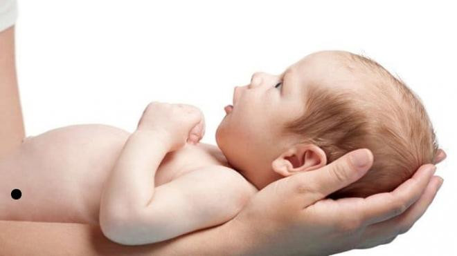 Nốt ruồi ở thắt lưng. Còn đứa trẻ có nốt ruồi ở thấy lưng cho thấy tinh thần trách nhiệm cao, càng lớn càng biết cách làm việc tới nơi tới chốn, không đợi ai chỉ dạy hay nhắc nhở nên cha mẹ rất an lòng. Với tính cách ấy sẽ là cơ sở để khi trưởng thành, đứa trẻ có vị trí nốt ruồi ở thắt lưng đạt được thành công, giúp ích cho xã hội, rạng danh tổ tông đấy ạ. *Thông tin chỉ mang tính chất tham khảo