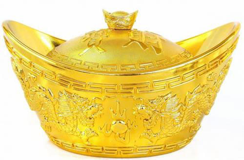 Vàng phong thuỷ. Nhắc đến vàng là nhắc đến tiền tài, phú quý và thành công. Bài trí thỏi vàng phong thuỷ trên bàn làm việc của chủ công ty sẽ có tác dụng thu hút tài lộc. Để tăng tính thẩm mỹ, bạn có thể đặt nhiều thỏi vàng vào bình tài lộc và trưng bày.