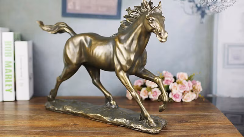 Theo phong thuỷ, ngựa là biểu tượng của sự thành công, nổi tiếng, gắn liền với tích "Mã đáo thành công". Đặc biệt, những ai đang có dự định thay đổi công việc, hãy thỉnh một bức tượng ngựa phong thuỷ, vận may ắt tìm đến bạn. (*) Thông tin trong bài chỉ mang tính tham khảo.