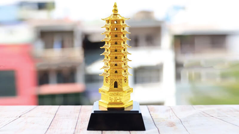 Tháp văn xương. Trong phong thuỷ, tháp văn xương là biểu tượng của chùa chiền, trí tuệ và uy lực gia trì của Phật pháp, rất có lợi cho công chức, doanh nhân tiến lên trên con đường công danh sự nghiệp.