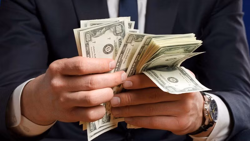 Trong khi rất nhiều người nghèo khi họ có một số tiền nhỏ, họ không nghĩ đến tương lai, bây giờ họ bắt đầu tiêu xài hoang phí, mua sắm đủ thứ, đến khi cần tiền thì thấy túi đã cạn. Những kiểu người tiêu tiền không tiếc tay, không biết quý trọng giá trị của đồng tiền thì cuối đời không thoát khỏi cảnh túng thiếu. 