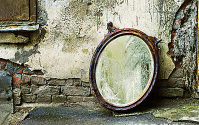 Khi đó, các bác sĩ pháp y khám nghiệm tử thi Alvarez cho hay, người thợ làm gương này chết vì chứng tràn máu não (tên khoa học là Cerebral hemorhage). Khi đó, nhiều người tin rằng, chính chiếc gương là thủ phạm gây ra cái chết cho người thợ này. Sau đó, nó được đem bán tại cửa hàng tạp hoá và đến tay nhiều người chủ mới. Kể từ đây, nó bắt đầu chuỗi hành trình gây ra tội ác kinh hoàng.