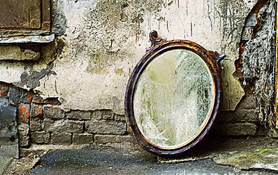 Khi đó, các bác sĩ pháp y khám nghiệm tử thi Alvarez cho hay, người thợ làm gương này chết vì chứng tràn máu não (tên khoa học là Cerebral hemorhage). Khi đó, nhiều người tin rằng, chính chiếc gương là thủ phạm gây ra cái chết cho người thợ này. Sau đó, nó được đem bán tại cửa hàng tạp hoá và đến tay nhiều người chủ mới. Kể từ đây, nó bắt đầu chuỗi hành trình gây ra tội ác kinh hoàng.