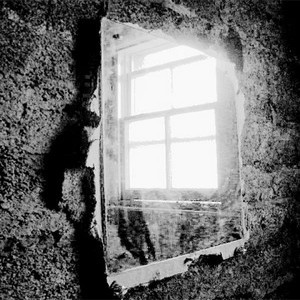 Khi đó, bác sĩ pháp y chẩn đoán ông đột tử vì tràn máu não bột phát vào hồi 7h30 ngày 3/6/1743. Khi đó, ông mới 31 tuổi. Sau khi chồng mất, người vợ trẻ quá đau buồn nên không muốn nhìn thấy những đồ vật khiến mình gợi nhớ đến người chồng quá cố, nên đã nhờ người bán hộ hoặc tặng cho người thân và hàng xóm. Trong số những đồ vật đó có cả chiếc “gương ma quỷ”.