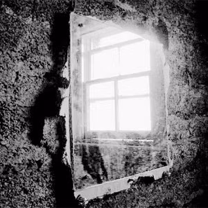 Khi đó, bác sĩ pháp y chẩn đoán ông đột tử vì tràn máu não bột phát vào hồi 7h30 ngày 3/6/1743. Khi đó, ông mới 31 tuổi. Sau khi chồng mất, người vợ trẻ quá đau buồn nên không muốn nhìn thấy những đồ vật khiến mình gợi nhớ đến người chồng quá cố, nên đã nhờ người bán hộ hoặc tặng cho người thân và hàng xóm. Trong số những đồ vật đó có cả chiếc “gương ma quỷ”.